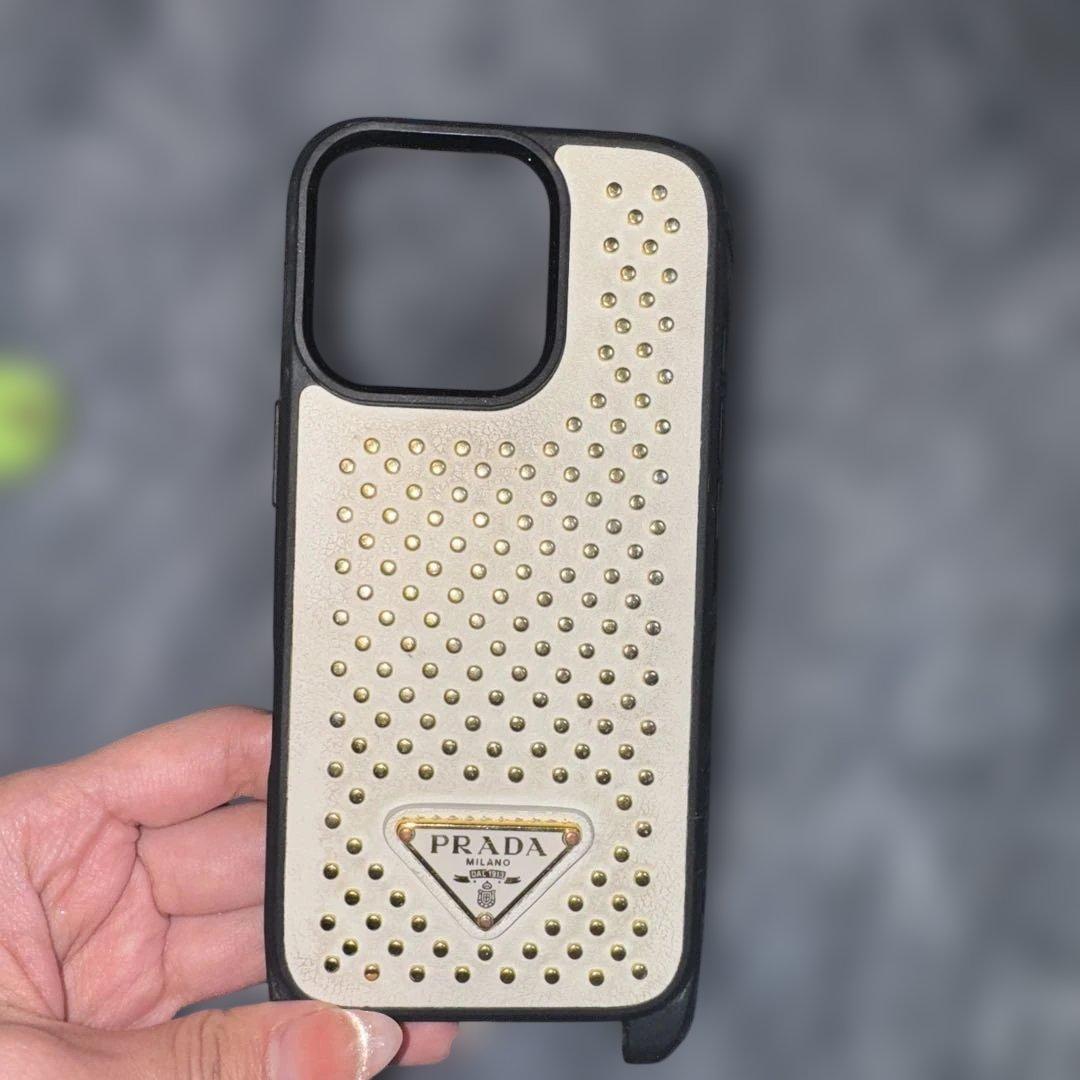 お値下げありPRADA スタッズ付きiPhone16proケース　レシートあり