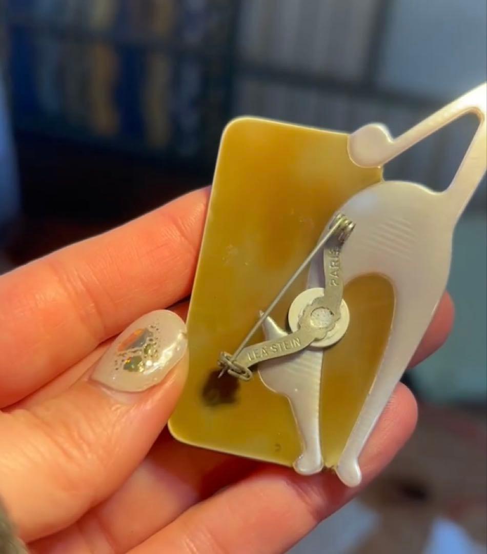 【まゆ】猫のシルエット ブローチ