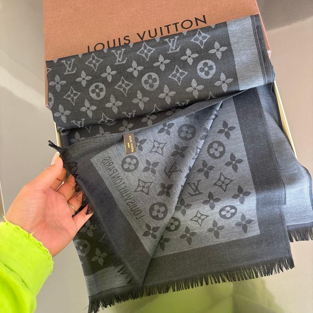 LOUIS VUITTON グレー マフラーノベルティ品
