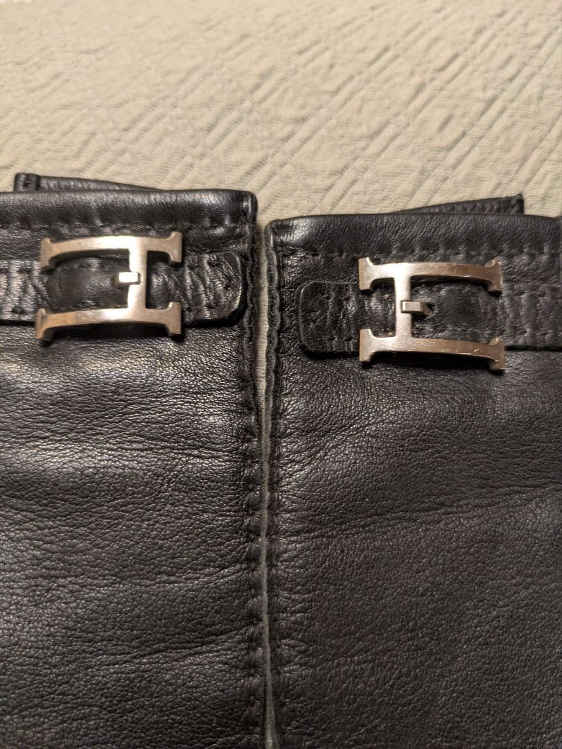 エルメス黒いレザー手袋 バックル付き