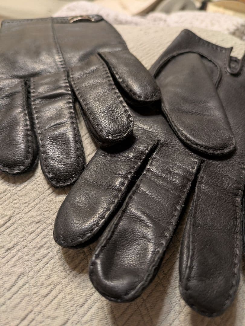 エルメス黒いレザー手袋 バックル付き