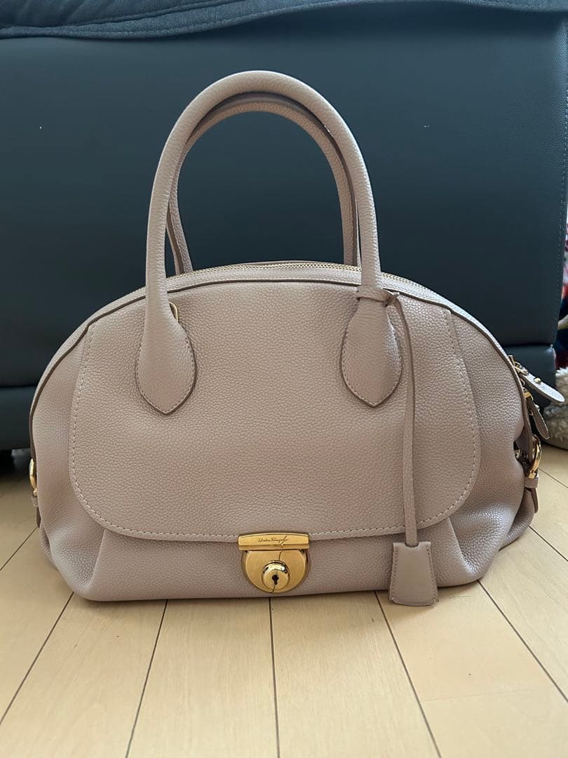 フェラガモベージュ レザー ハンドバッグ