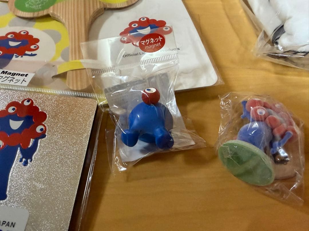 大阪万博　ミャクミャクお尻マグネット　藻キティアクリルスタンプ　ドラえもんタオル