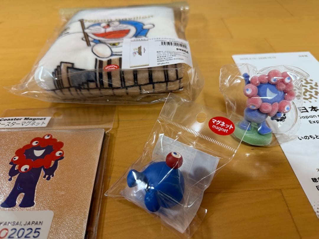 大阪万博　ミャクミャクお尻マグネット　藻キティアクリルスタンプ　ドラえもんタオル