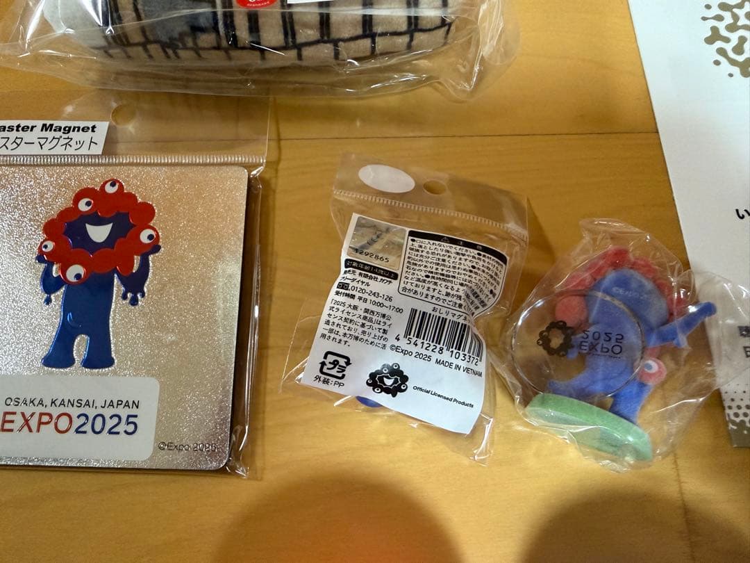 大阪万博　ミャクミャクお尻マグネット　藻キティアクリルスタンプ　ドラえもんタオル