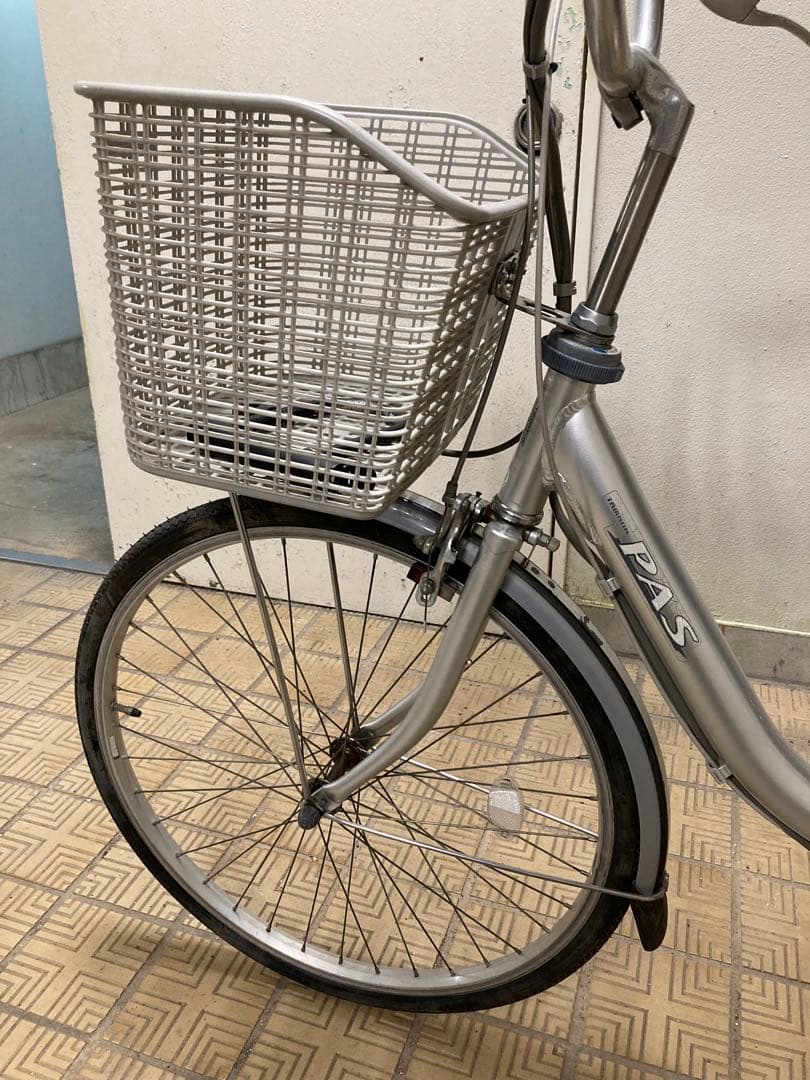 シルバー 電動アシスト自転車 前バスケット付き