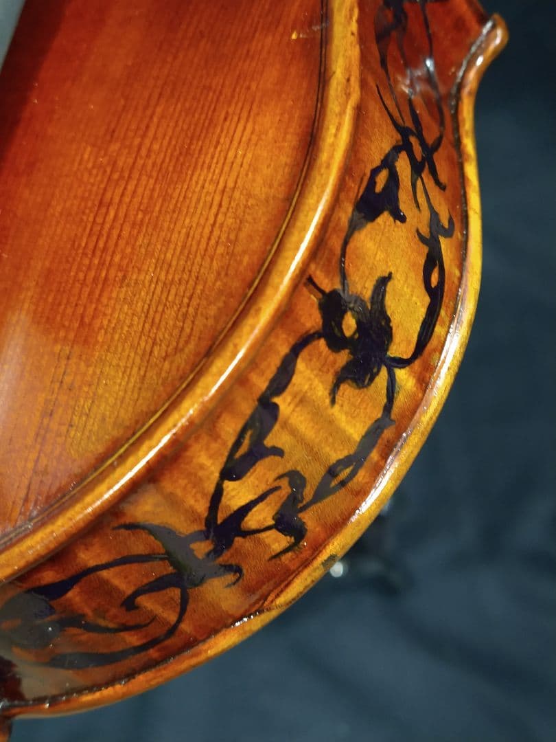 珍しい 、美しいデザインの 手作り バイオリン　カーボンファイバーケース＆弓付き