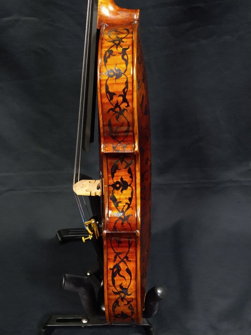 珍しい 、美しいデザインの 手作り バイオリン　カーボンファイバーケース＆弓付き