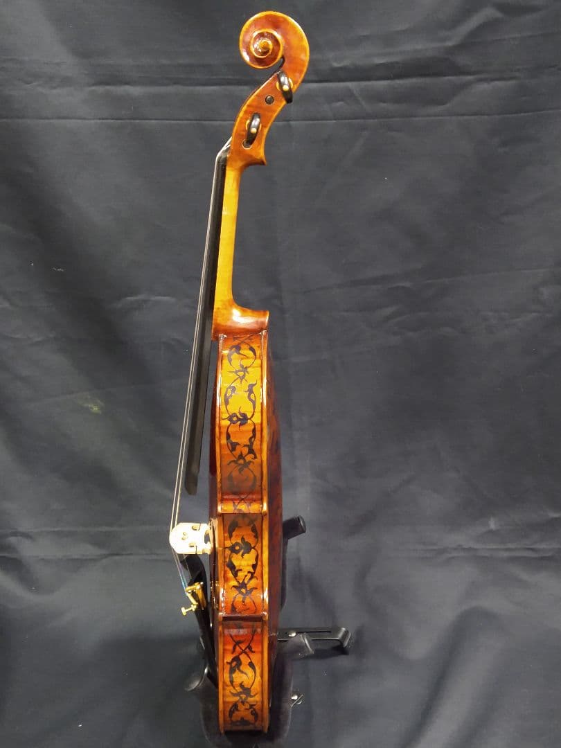 珍しい 、美しいデザインの 手作り バイオリン　カーボンファイバーケース＆弓付き