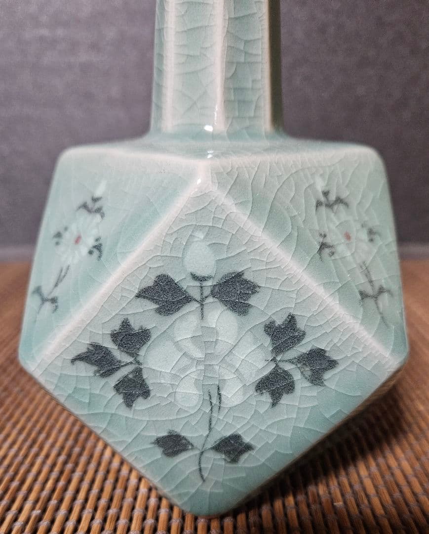韓国人気現代作家　海平窯　尹允燮作　高麗青磁　象嵌　草花に鶴図　面取　花入れ