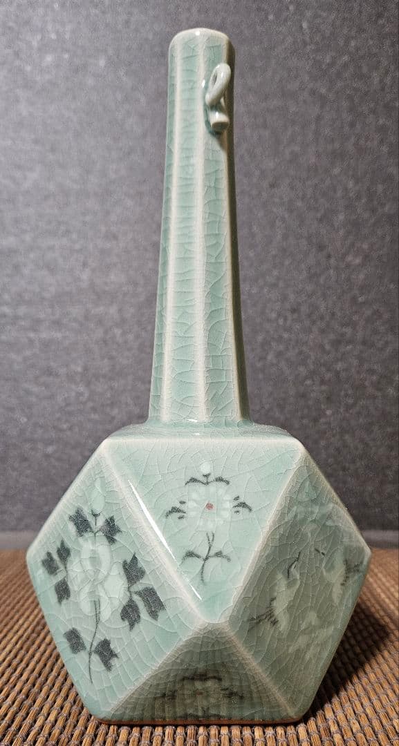 韓国人気現代作家　海平窯　尹允燮作　高麗青磁　象嵌　草花に鶴図　面取　花入れ