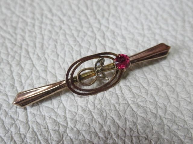 ◆1800年代 英国製！K9ピンクゴールド9金 ルビーとメレダイヤ2個 ブローチ