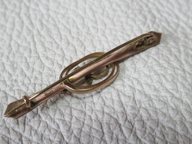 ◆1800年代 英国製！K9ピンクゴールド9金 ルビーとメレダイヤ2個 ブローチ