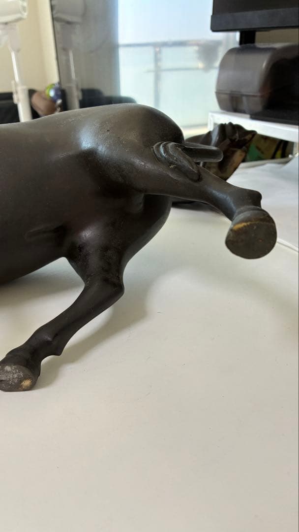 銅器牛に乗る人物像