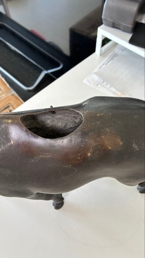 銅器牛に乗る人物像