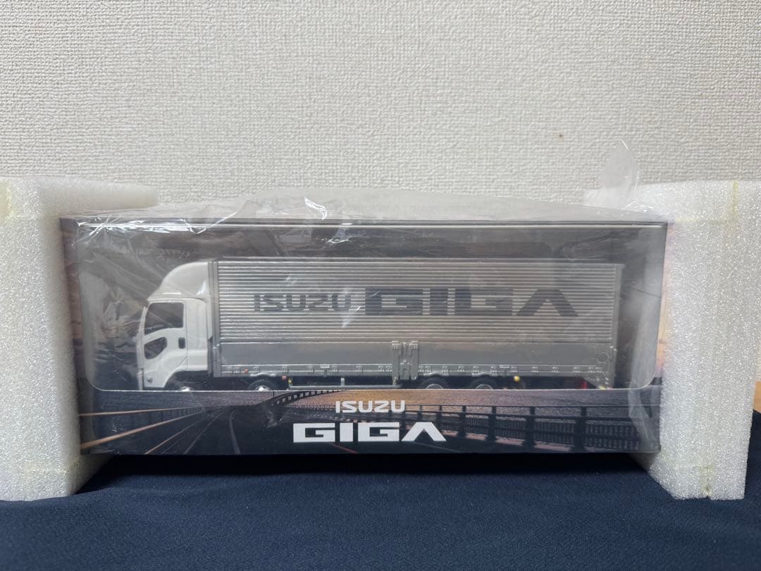 【新品未開封】ISUZU GIGA 1/43 ミニカー　トラック