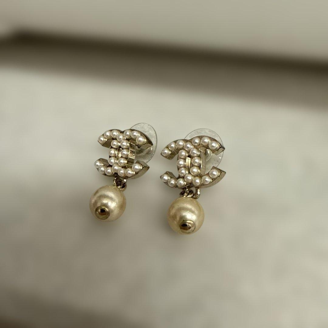 CHANEL パール付きロゴピアス