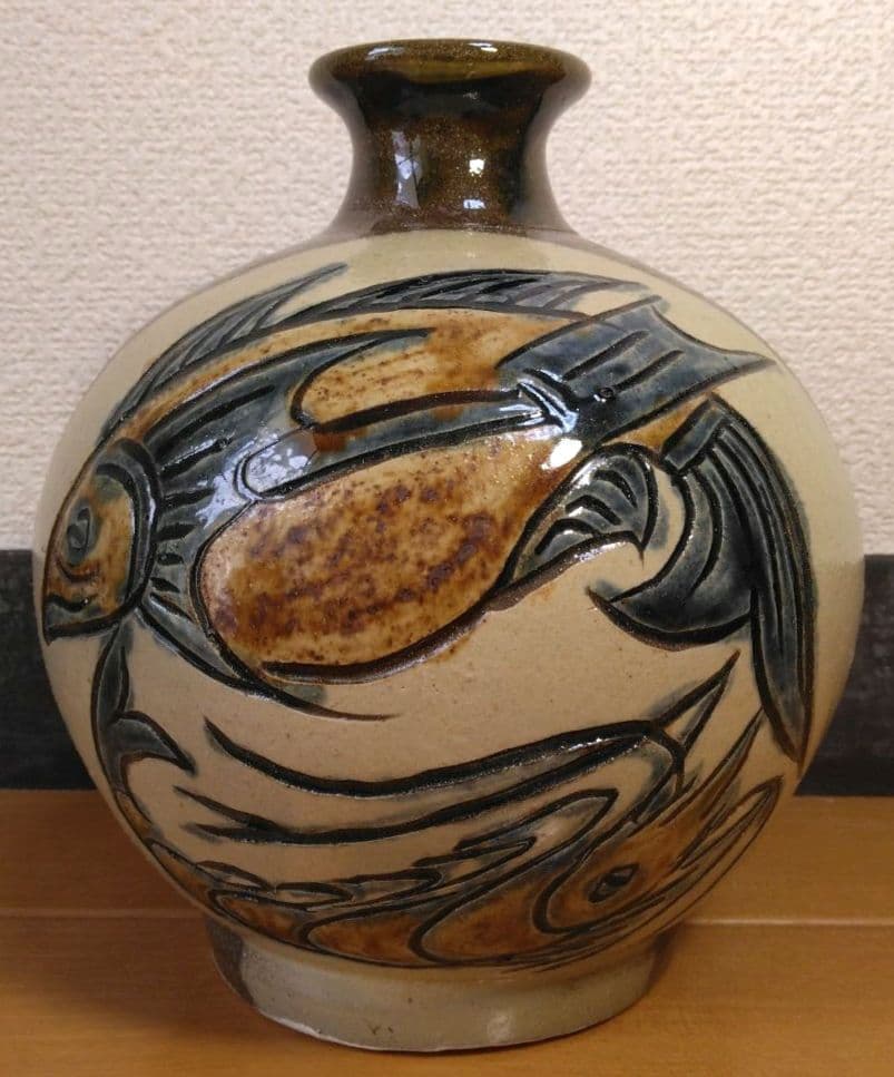 人間国宝 金城次郎 線彫魚文壷 栞 共箱 未使用品 壷屋焼 やちむん 笑魚 海老