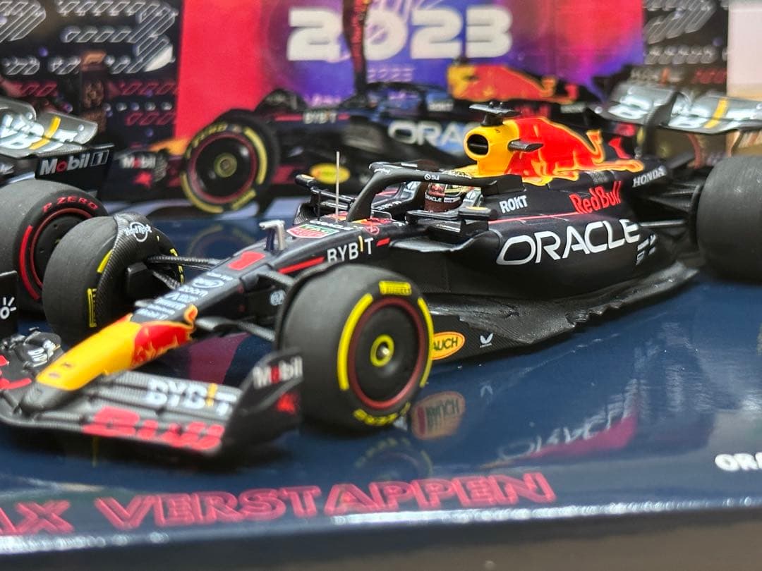 フェルスタッペン　ミニチャンプス 2023 レッドブルrb19ミニカー2台セット