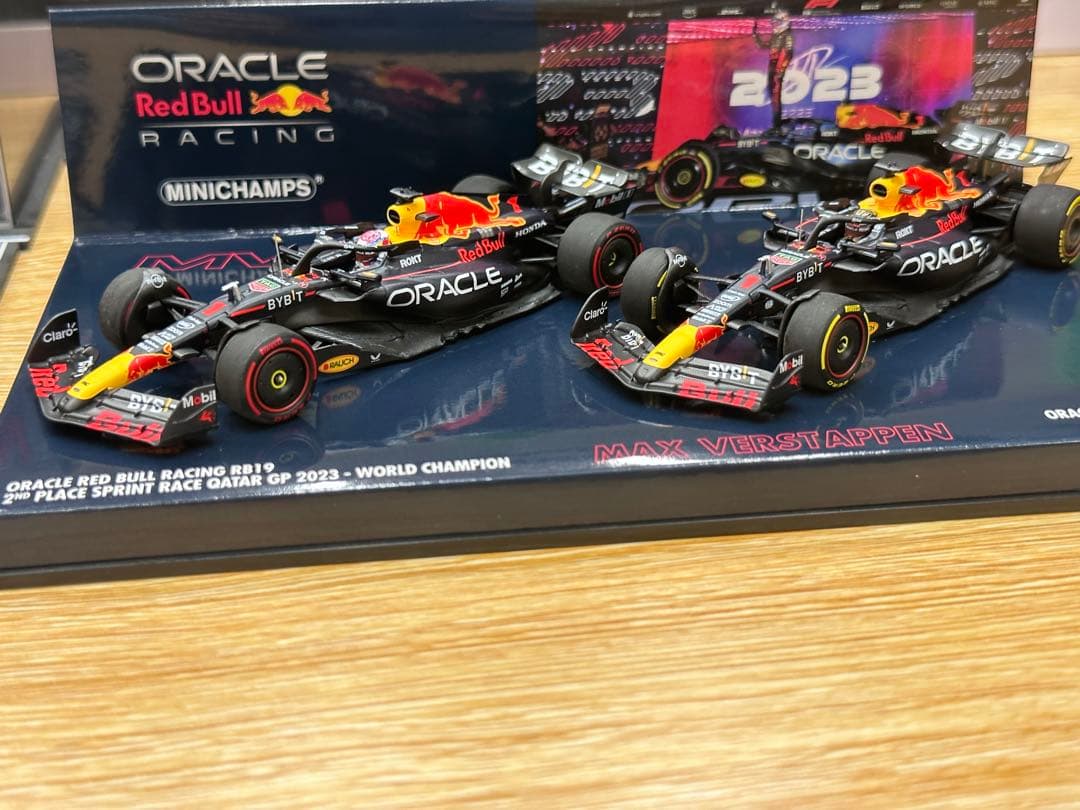 フェルスタッペン　ミニチャンプス 2023 レッドブルrb19ミニカー2台セット