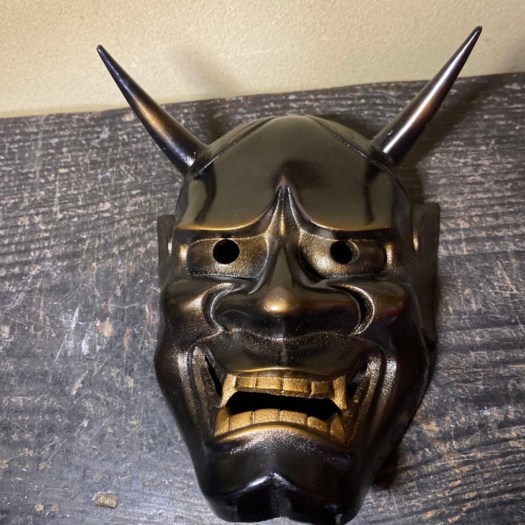 鬼の面 黒色 金色の歯