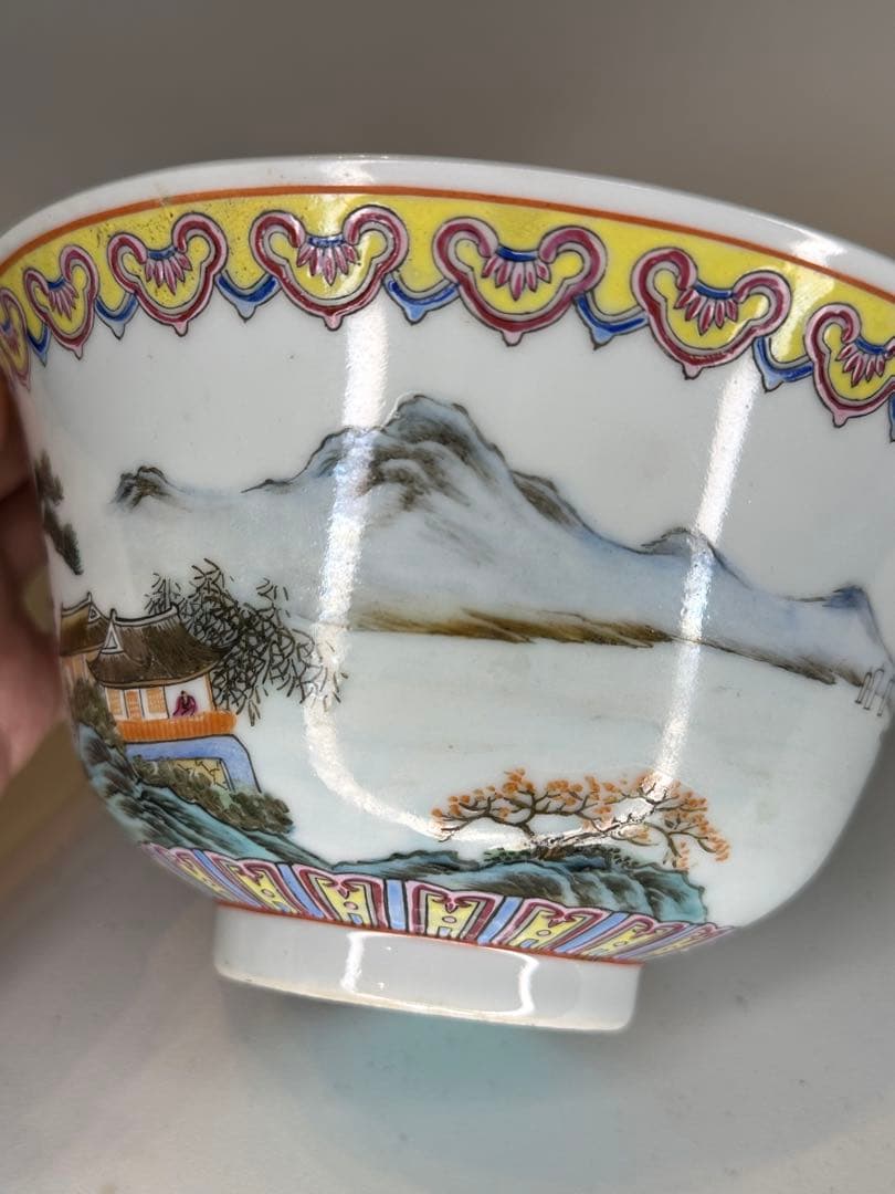乾隆年製 底款 内側緑地 外側彩絵 人物風景文 碗 鉢古董品 衝線あり