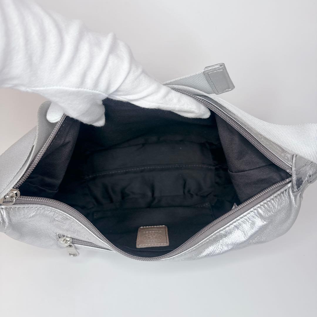 【人気商品】russet ショルダーバッグ　シルバー　ラウンドショルダー　レザー