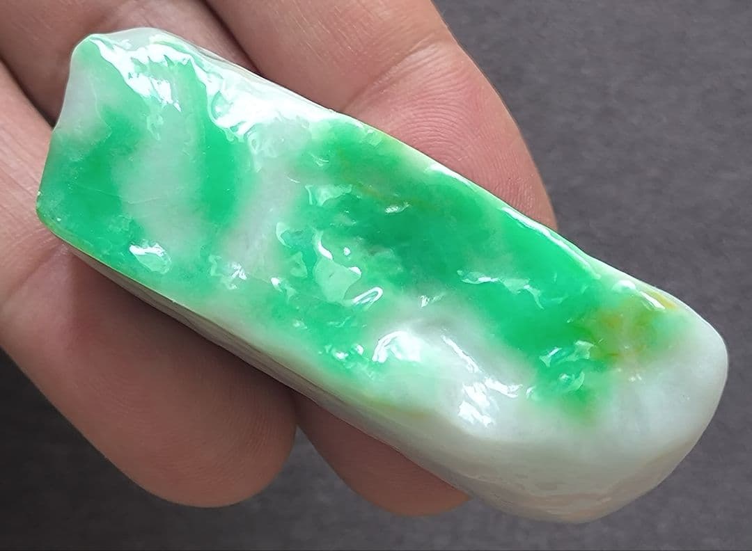 【陽緑】ミャンマー産本翡翠のルース①