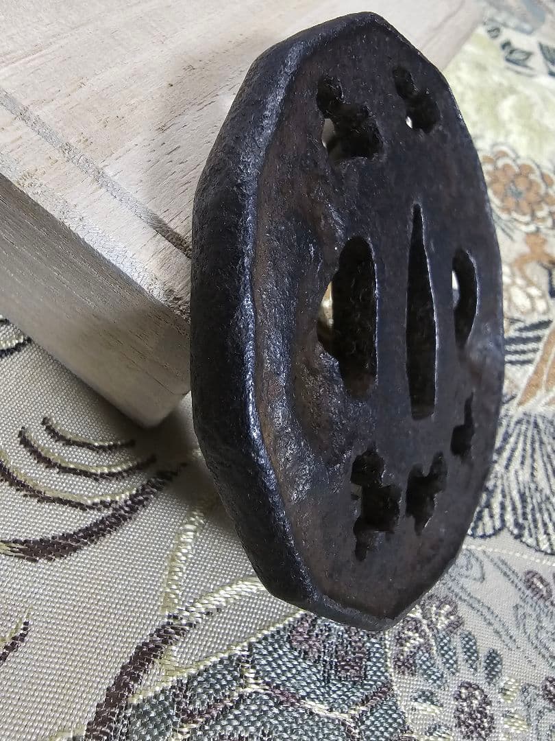 12角形鉄鍔 透かし彫り　縦76mm横73m厚さ7mm　時代物　刀装具