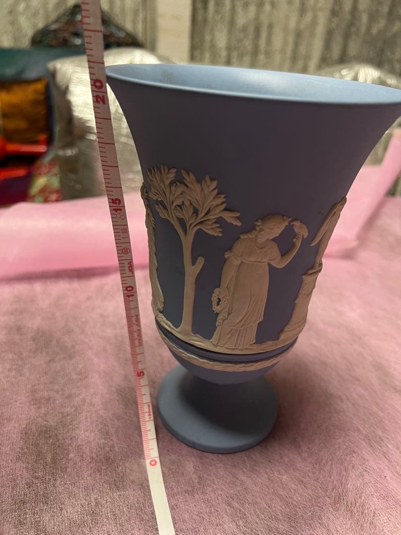 ウエッジウッド　青い陶器の浮彫り花瓶 高さ約20cm