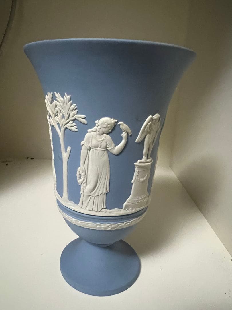 ウエッジウッド　青い陶器の浮彫り花瓶 高さ約20cm