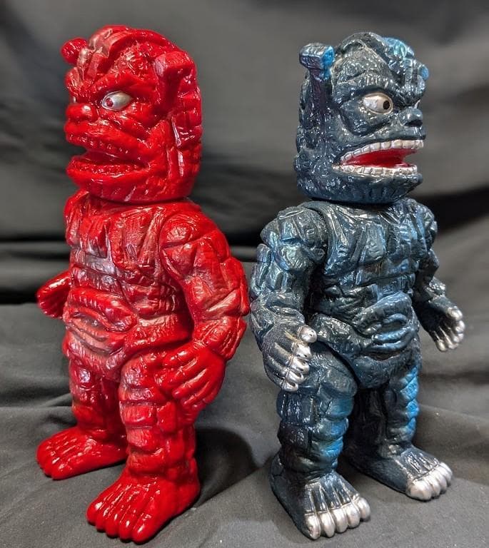 ダストマン黒色＆赤色「スペクトルマン」登場怪獣（マスダヤ復刻）ソフビ２体セット