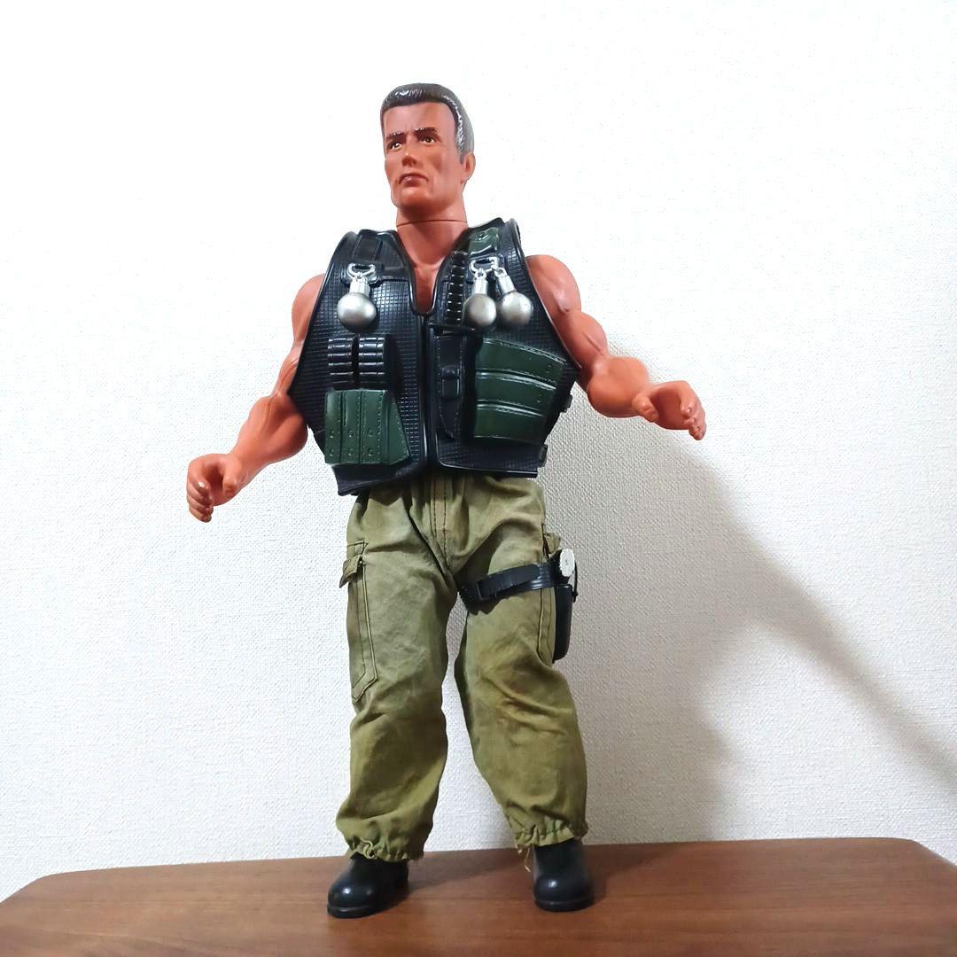 映画「コマンド―」アーノルド・シュワルツェネッガー演　可動式フィギュア