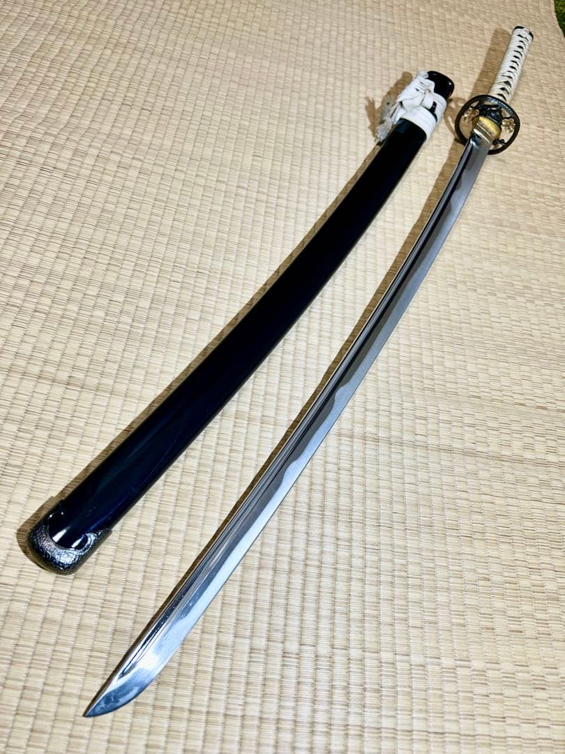 模造刀 太刀　※刀身に樋があり、鍔に花模様のある刀！