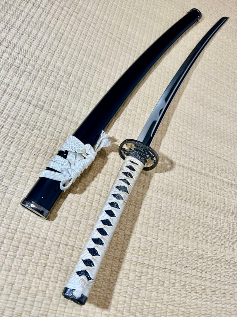 模造刀 太刀　※刀身に樋があり、鍔に花模様のある刀！