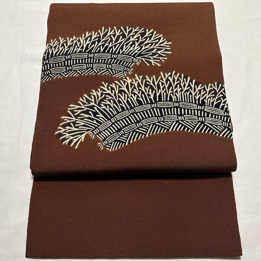 開き名古屋帯【栗山吉三郎】和染紅型 縮緬 垣根文様 茶色 お太鼓柄 正絹 九寸帯