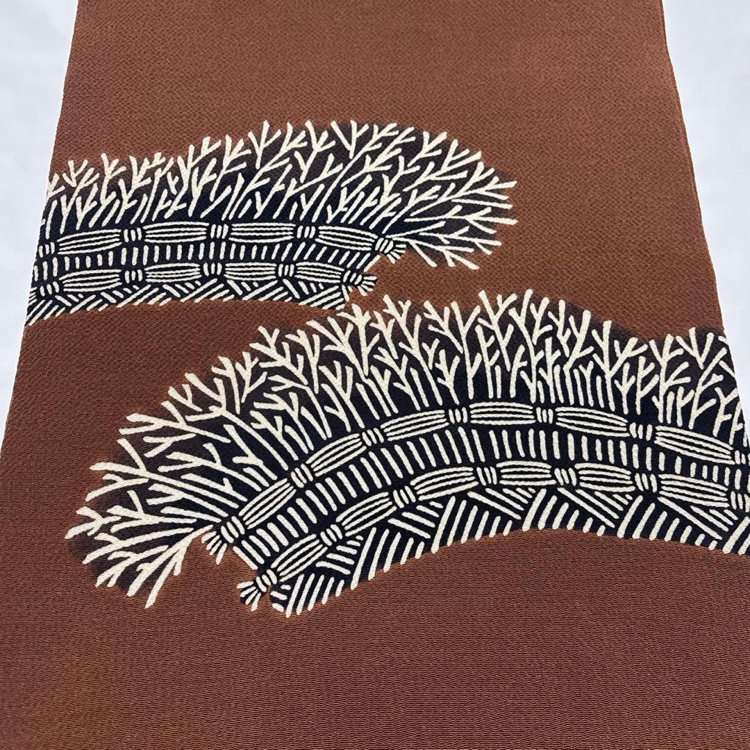 開き名古屋帯【栗山吉三郎】和染紅型 縮緬 垣根文様 茶色 お太鼓柄 正絹 九寸帯