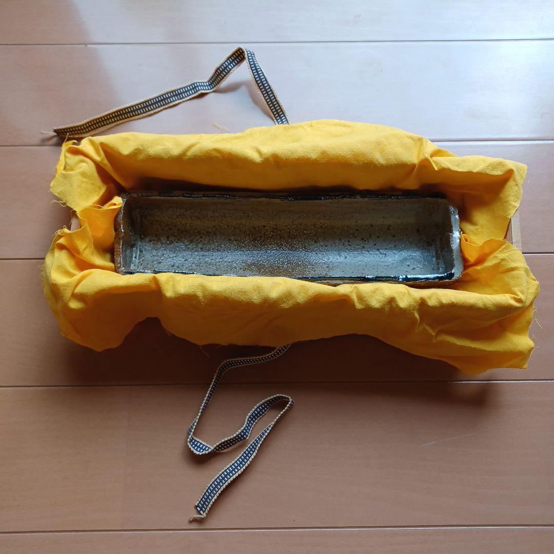 日展作家　鈴木紀文作　灰釉辰字文花器　瀬戸焼　足付き　華道