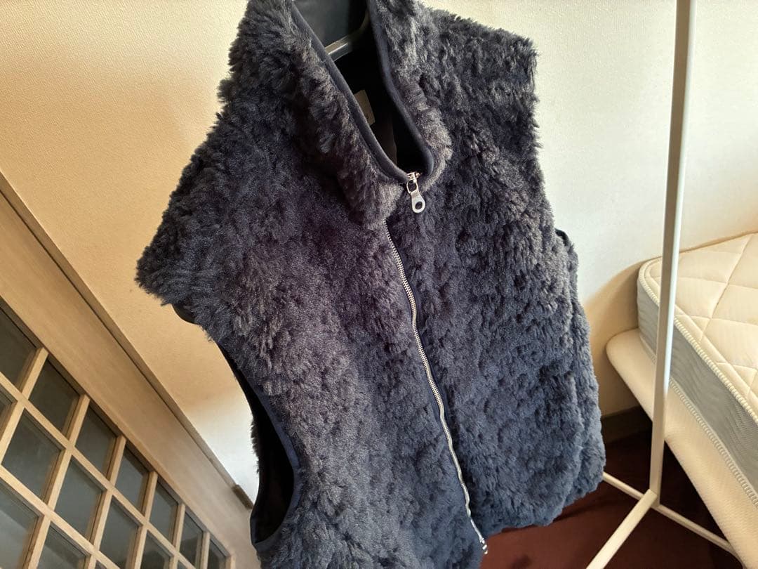 three dotsアップサイクル エコファー ジップベスト　定価4万円