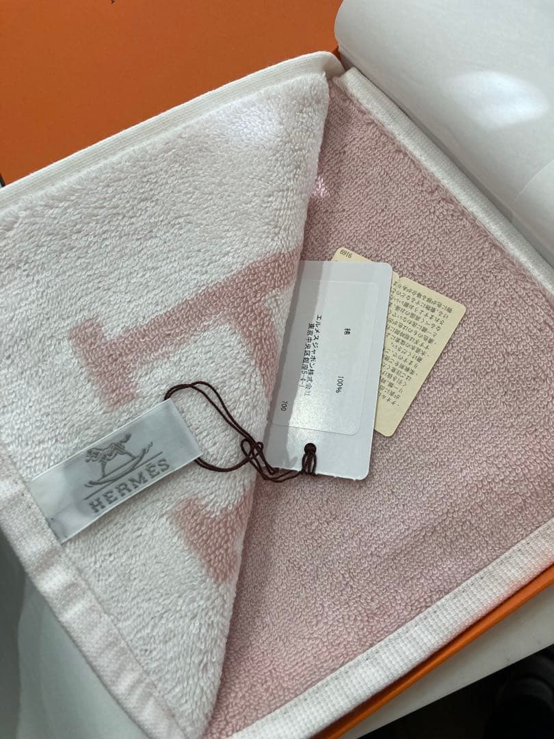 HERMES ピンクタオルハンカチ Hのロゴ入り