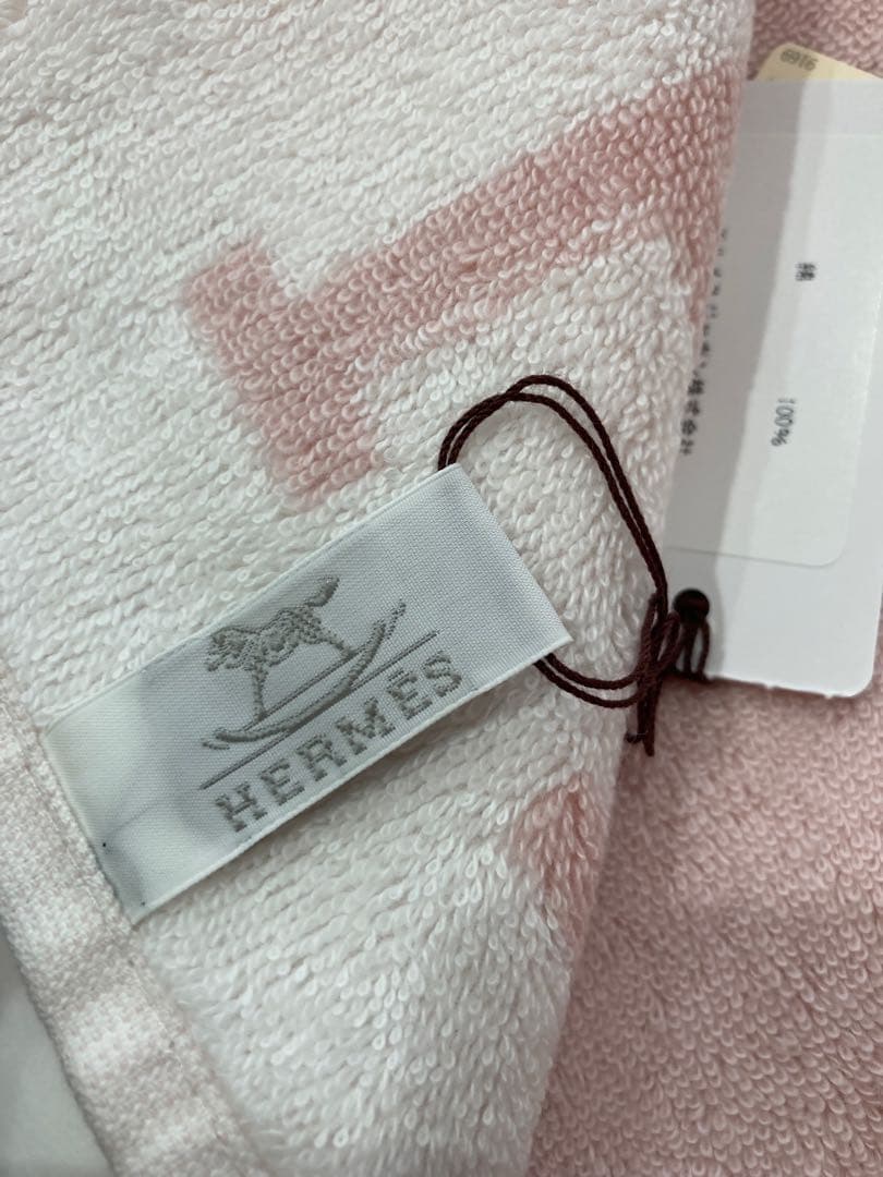 HERMES ピンクタオルハンカチ Hのロゴ入り