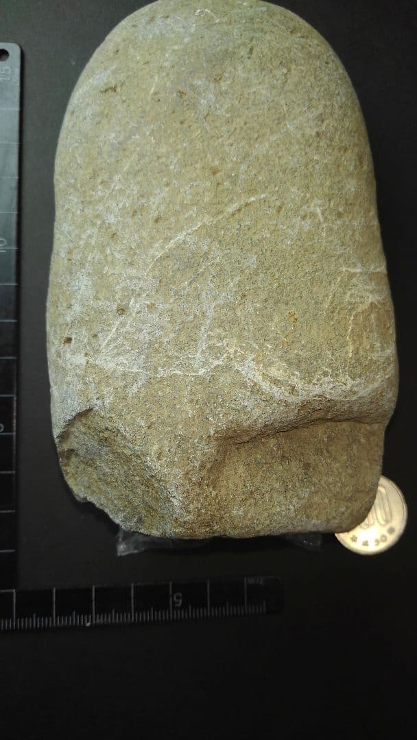 磨製石斧(出土品)　旧石器時代　【約13㎝×7・5㎝×3・5㎝】約750gです。