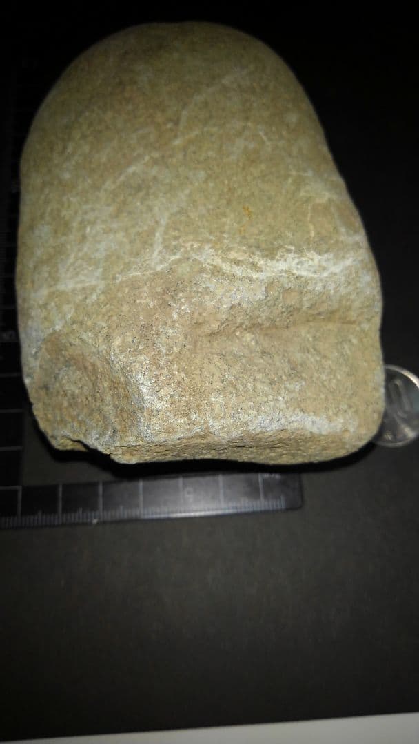 磨製石斧(出土品)　旧石器時代　【約13㎝×7・5㎝×3・5㎝】約750gです。