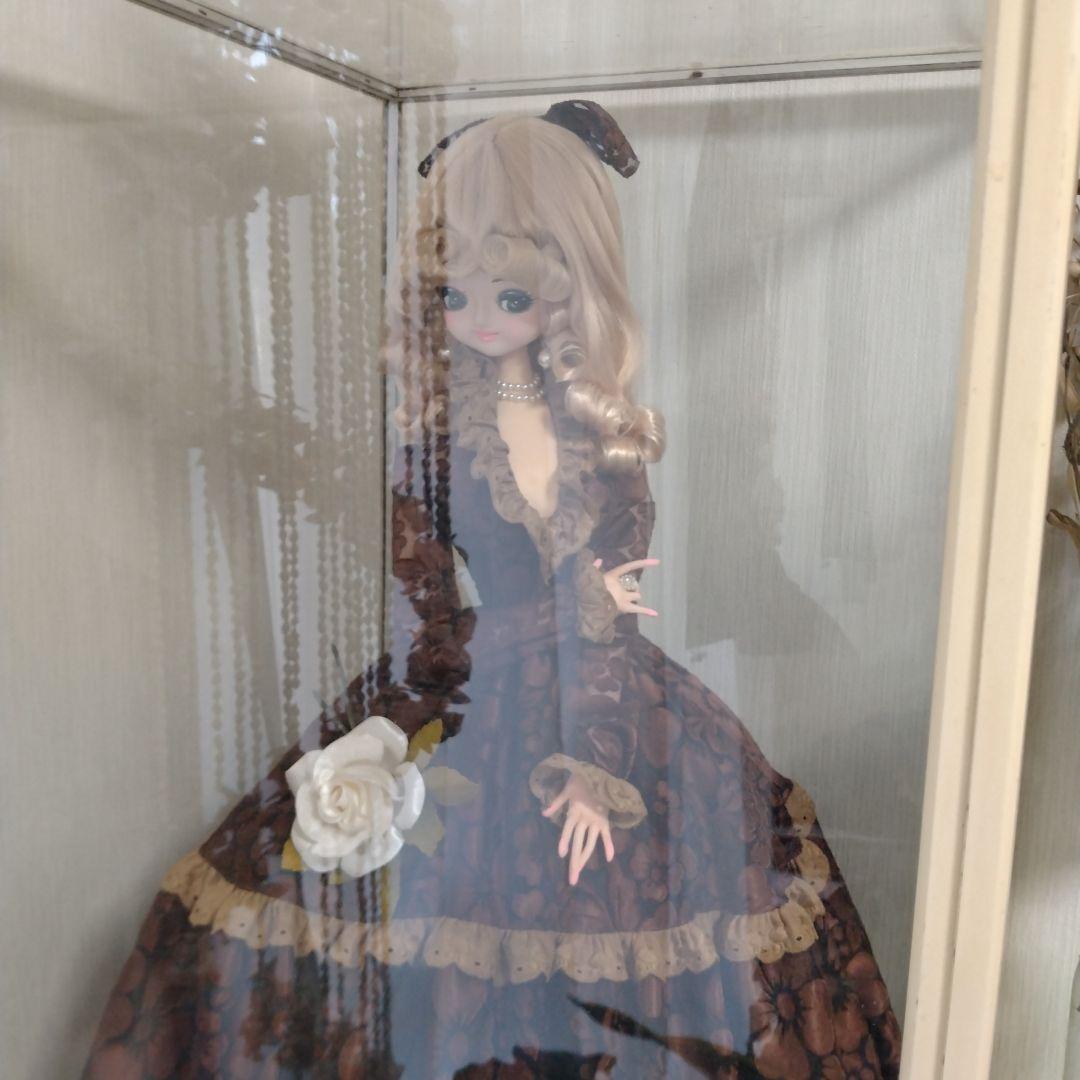 エレガントなドール 茶色と金色のドレス