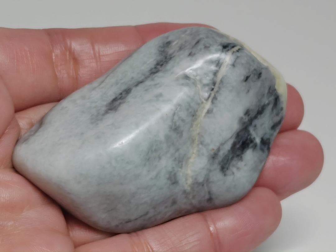 糸魚川㉙ 翡翠 127g ヒスイ 原石 鑑賞石 自然石 誕生石 鉱物 鉱石 水石