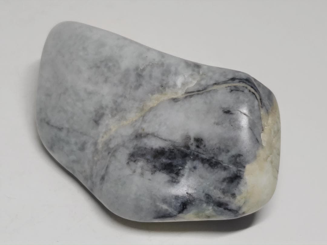 糸魚川㉙ 翡翠 127g ヒスイ 原石 鑑賞石 自然石 誕生石 鉱物 鉱石 水石