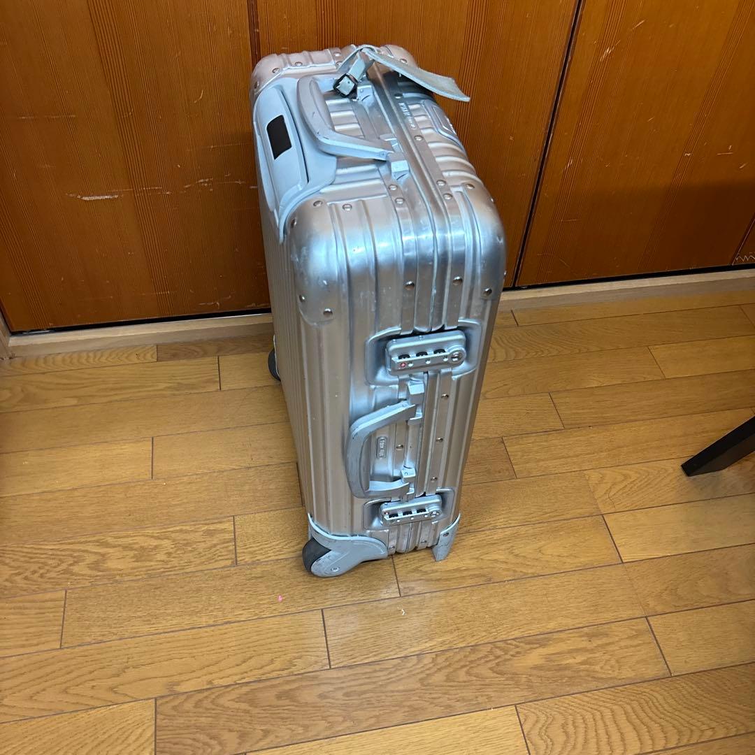 RIMOWA シルバーキャリーケース ストライプデザイン