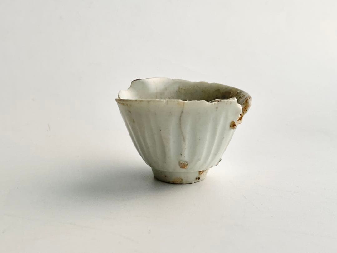 骨董　アンティーク　初期伊万里陶片　白磁鎬盃　酒器　酒杯　猪口　出土　発掘