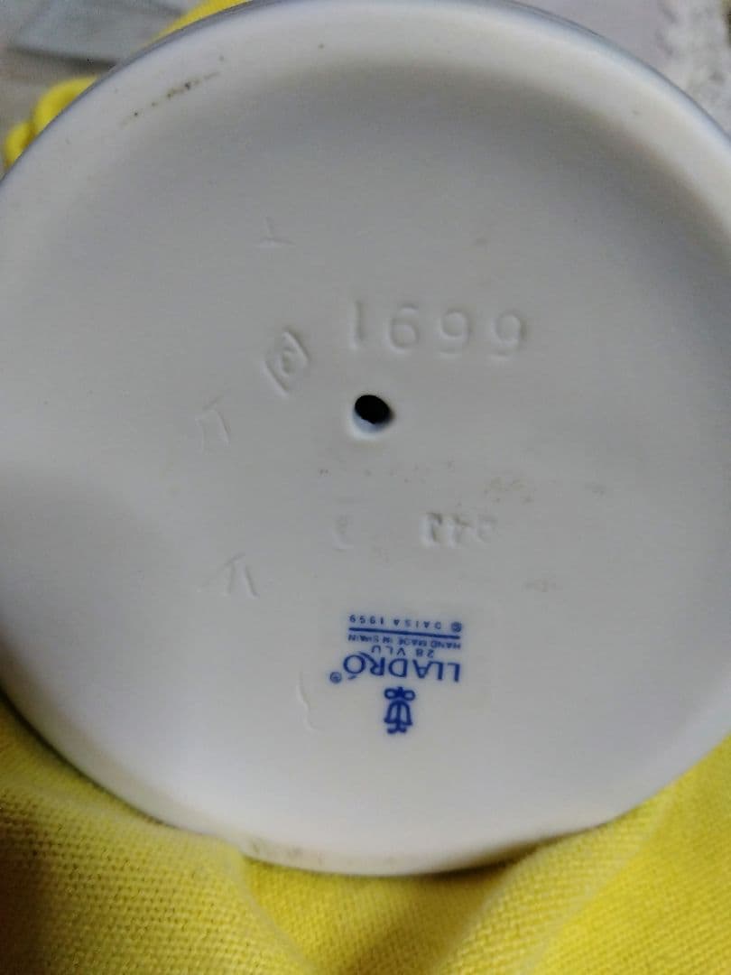 リヤドロのポーセリン（磁器）製フィギュリンOopsy Daisy