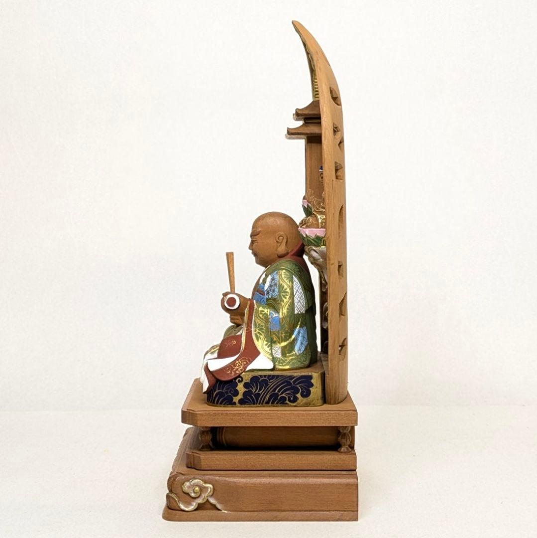 【フォロー割・新品】 三宝尊付き日蓮聖人　彩色　紅檀　総高さ約22.5㎝　日蓮